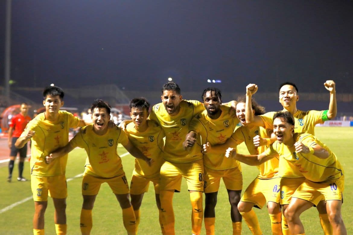 Đội hình Sông Lam Nghệ An ăn mừng bàn thắng, khẳng định sức mạnh trước Hà Nội FC