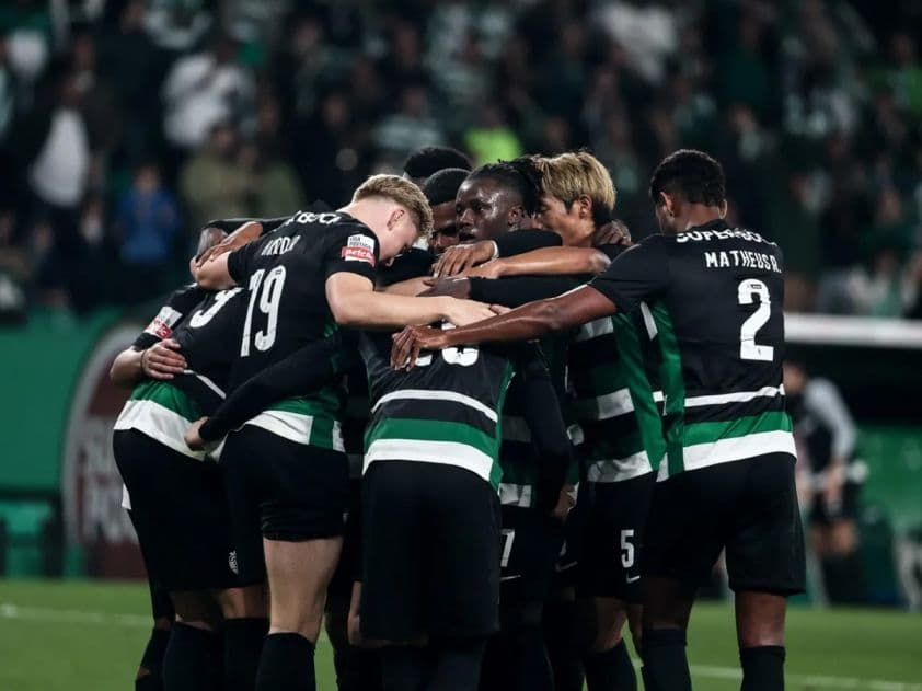 Đội hình Sporting CP hò reo thể hiện tinh thần đồng đội