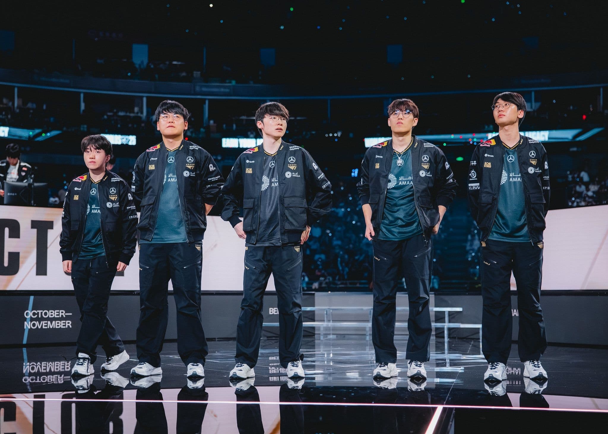 Đội hình T1 trên sân khấu CKTG, sẵn sàng đối mặt với lời thách thức từ Top Esports.