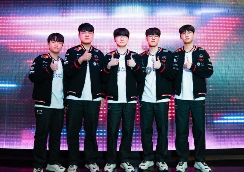 Đội hình T1 trên sân khấu LCK Playoffs, thể hiện bản lĩnh và di sản