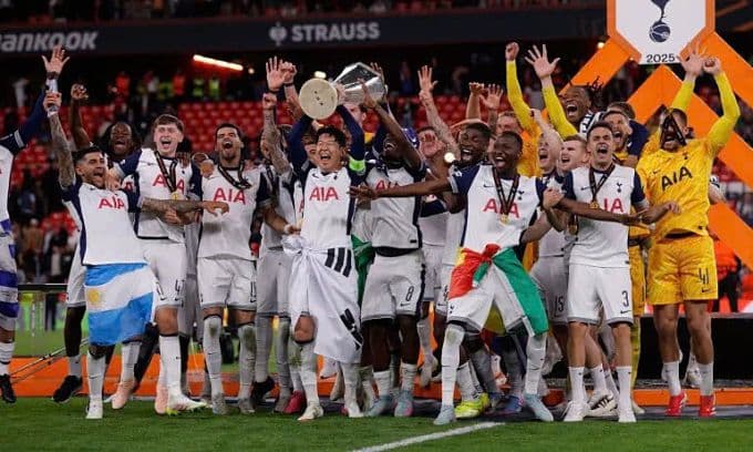 Đội hình Tottenham ăn mừng nâng cao cúp vô địch Europa League