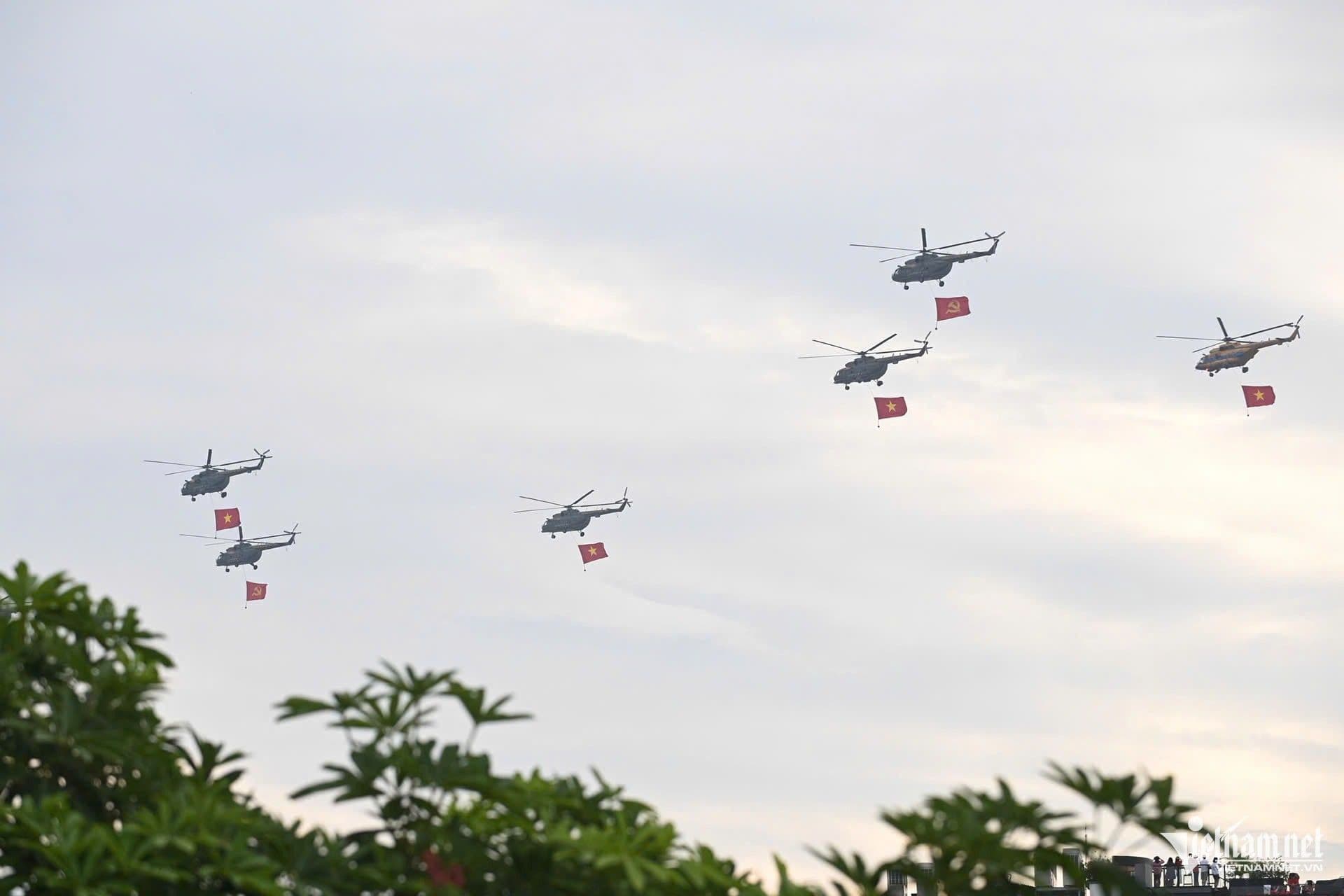 Đội hình trực thăng Mi-171, Mi-17, Mi-8 mang cờ Đảng và cờ Tổ quốc bay qua Quảng trường Ba Đình trong buổi tổng duyệt.