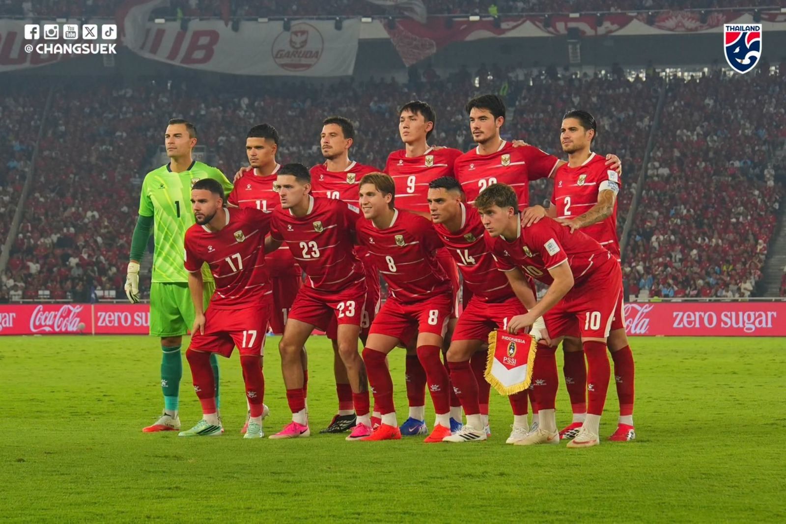 Đội hình tuyển Indonesia đứng trên sân Gelora Bung Karno trước trận chung kết, thể hiện áp lực sân nhà.