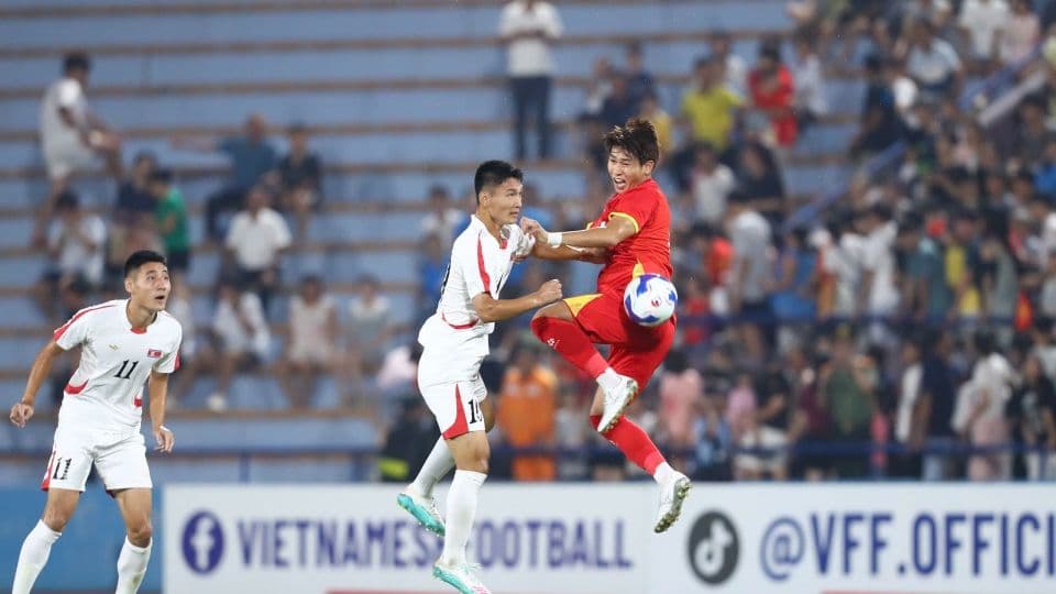 Đội hình U20 Việt Nam chụp ảnh trước trận đấu, thể hiện tinh thần đồng đội và khát vọng vươn tầm.