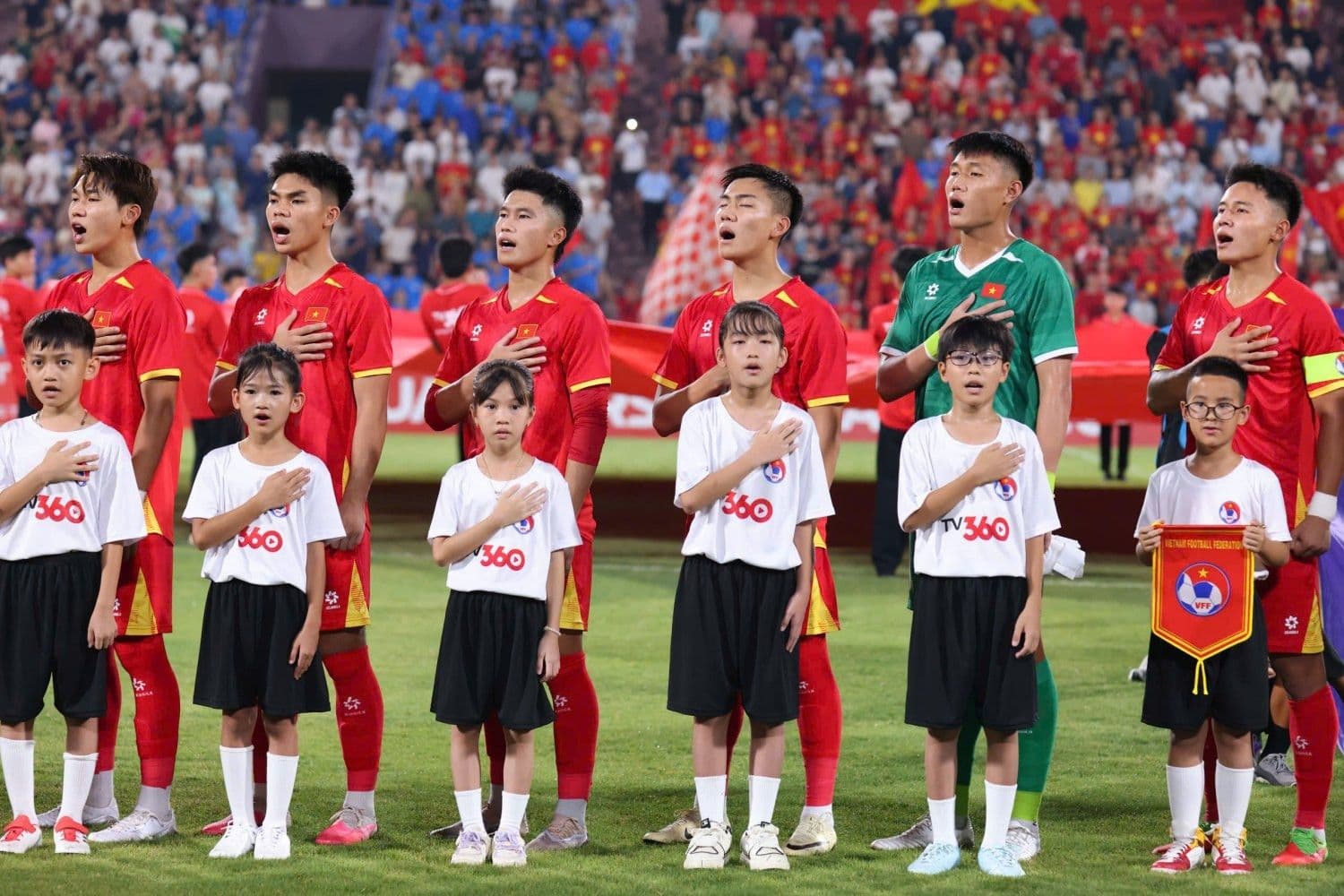 Đội hình U20 Việt Nam đứng nghiêm trang, thể hiện áp lực sau trận thua mở màn.