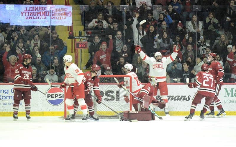 Đội khúc côn cầu đối thủ ăn mừng bàn thắng, tượng trưng cho những thách thức và sự thay đổi mà Harvard phải đối mặt.