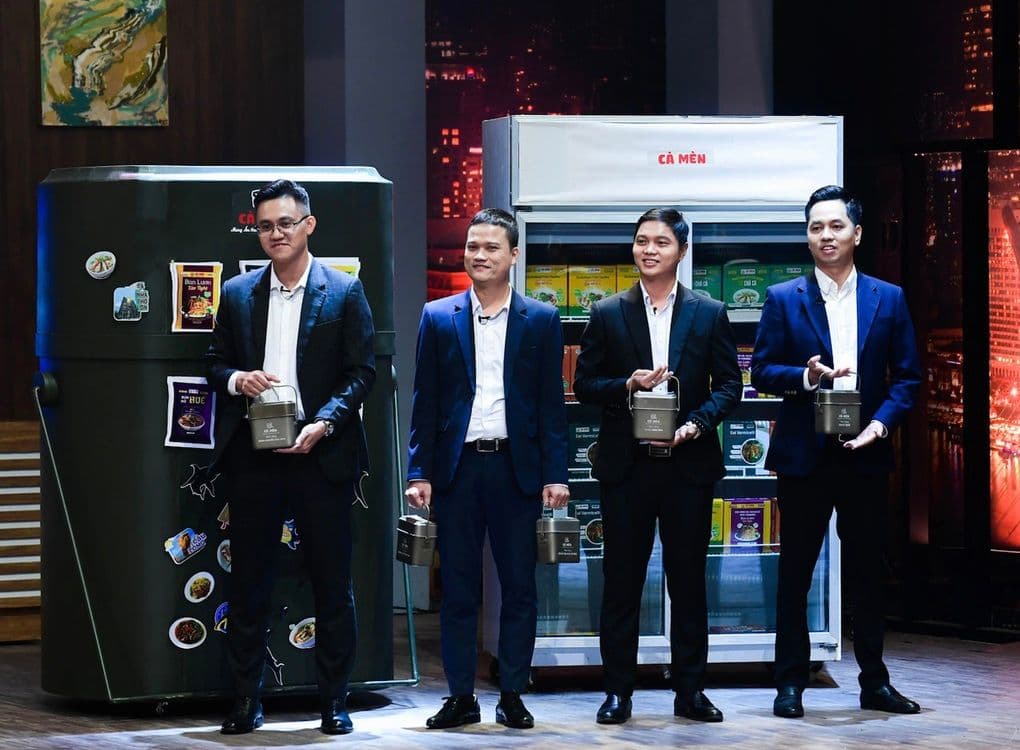 Đội ngũ Cà Mèn trên sân khấu Shark Tank Việt Nam, giới thiệu sản phẩm ẩm thực Việt đóng gói.