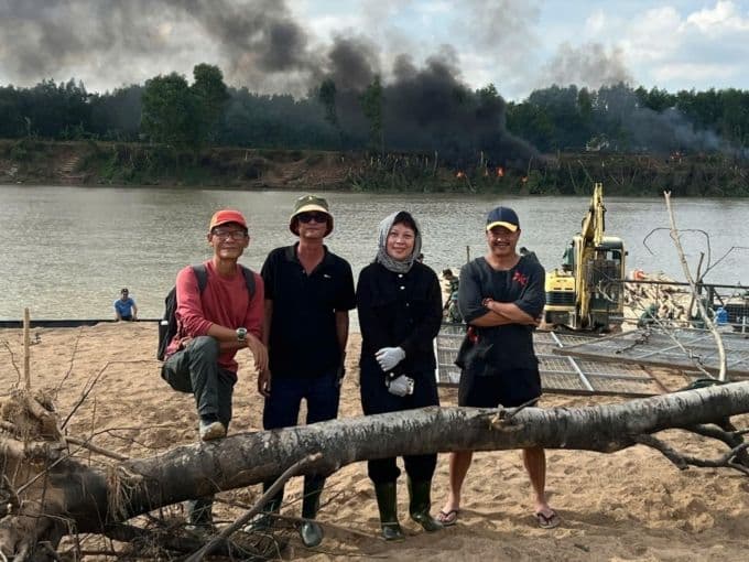 Đội ngũ làm phim trên phim trường với bối cảnh khói lửa, tượng trưng cho công việc và áp lực của người nghệ sĩ.