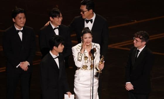 Đội ngũ sản xuất Kpop Demon Hunters xúc động nhận giải Oscar cho Phim hoạt hình xuất sắc nhất.
