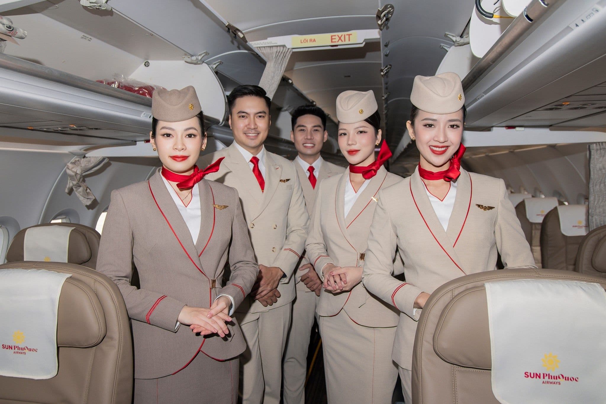 Đội ngũ tiếp viên hàng không Sun Phu Quoc Airways chào đón hành khách trên chuyến bay đầu tiên.