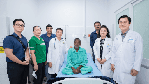 Đội ngũ y bác sĩ và nhân viên y tế chăm sóc bệnh nhân, biểu tượng của y đức và sự chuyên nghiệp.