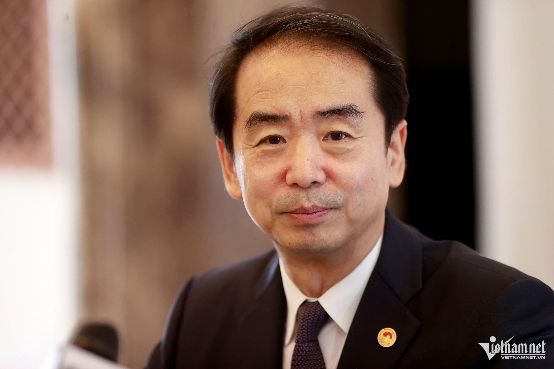 Đại sứ Hà Vĩ, người đã nhấn mạnh tầm quan trọng của quan hệ Đảng và đối ngoại Quốc hội trong việc củng cố mối quan hệ Việt - Trung.