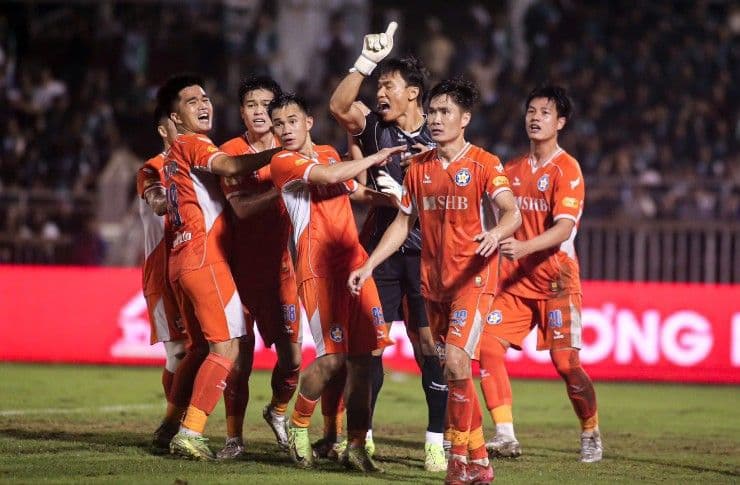 Đội SHB Đà Nẵng vỡ òa ăn mừng sau khi chính thức trụ hạng V-League.