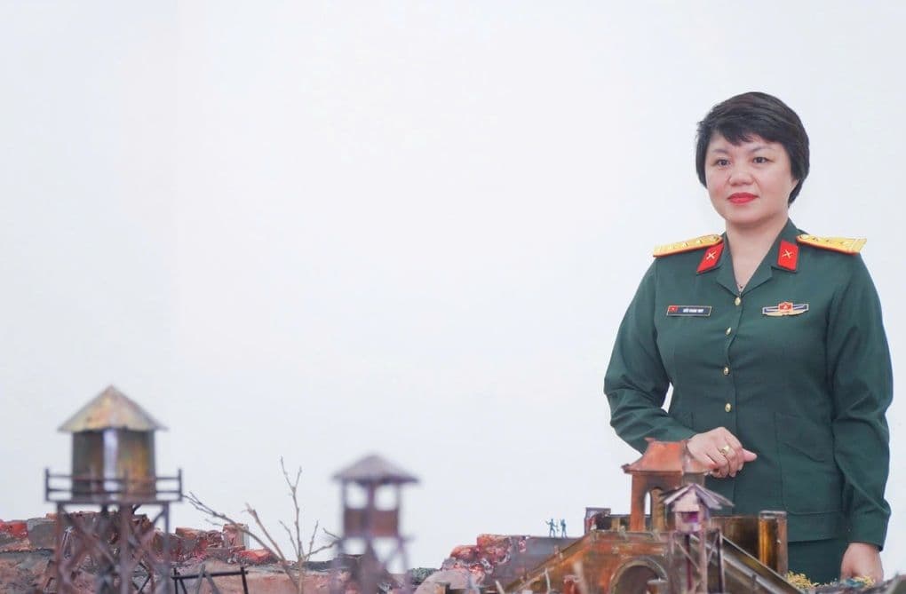 Đại tá Kiều Thanh Thúy, giám đốc sản xuất 'Mưa Đỏ', bên mô hình bối cảnh chiến trường.