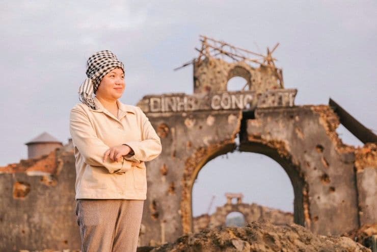 Đại tá Kiều Thanh Thúy, Giám đốc sản xuất 'Mưa Đỏ', tại phim trường đổ nát, minh họa cho chi phí sản xuất đặc thù và sự hỗ trợ từ quân đội.