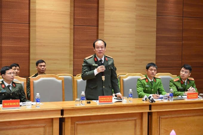 Đại tá Nguyễn Huy Lục phát biểu tại họp báo, thể hiện sự vào cuộc của cơ quan chức năng trong việc xử lý vi phạm bản quyền.