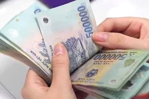 Đôi tay đang đếm hoặc cầm một xấp tiền Việt Nam, tượng trưng cho tài lộc và sự thịnh vượng.