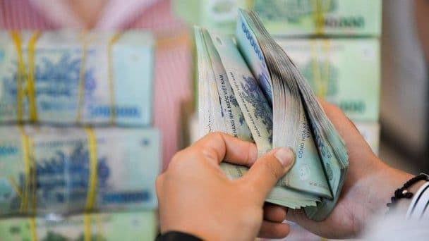 Đôi tay đang đếm tiền, minh họa lợi ích tài chính và sự minh bạch trong kế toán đơn giản cho doanh nghiệp siêu nhỏ.