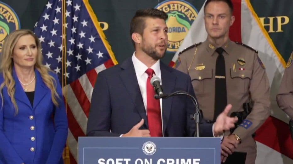 Đôi tay trẻ em đang gõ bàn phím máy tính, thể hiện việc sử dụng nền tảng trực tuyến như Roblox.