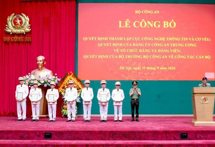 Đại tướng Lương Tam Quang trao quyết định thành lập Cục Công nghệ thông tin và Cơ yếu, đánh dấu bước tiến quan trọng trong an ninh số Việt Nam.