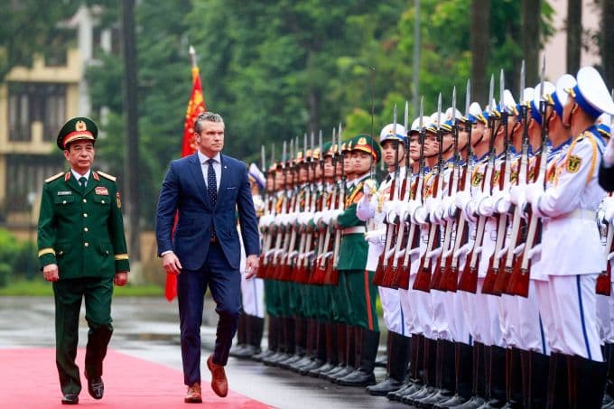 Đại tướng Phan Văn Giang và Pete Hegseth duyệt đội danh dự tại Việt Nam