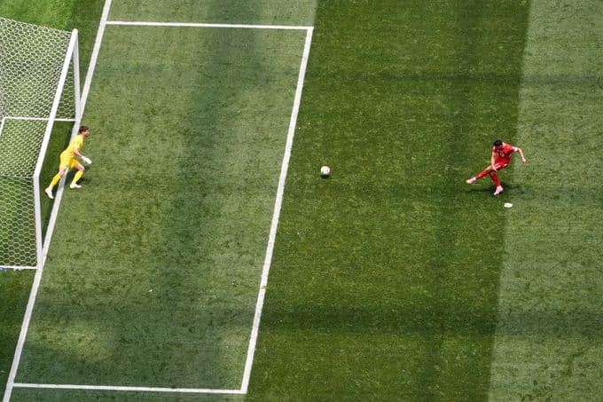 Đội trưởng Granit Xhaka sút phạt đền thành công, ấn định chiến thắng 4-1 cho Thụy Sĩ.