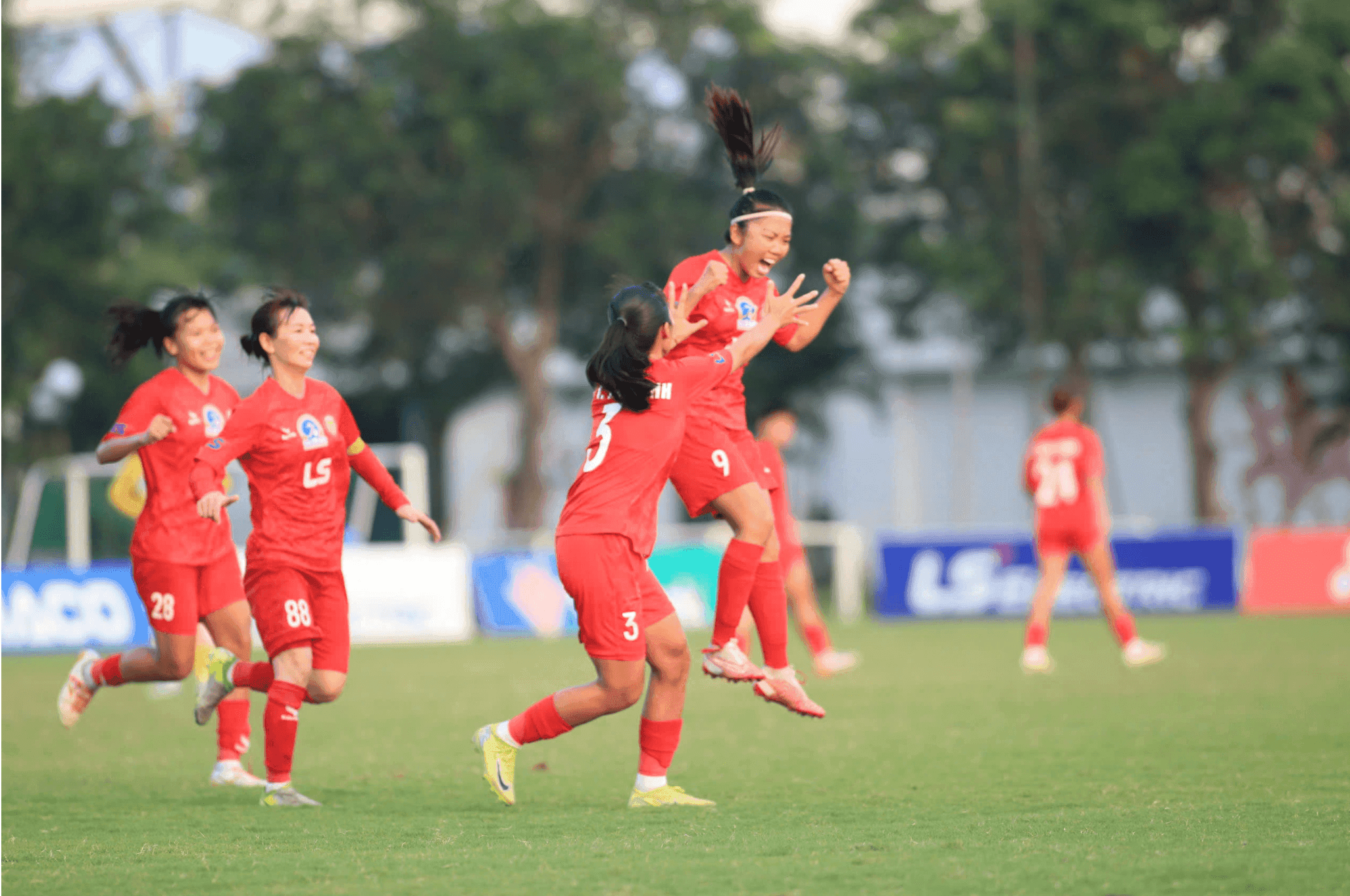 Đội trưởng Huỳnh Như và đồng đội CLB TP HCM 1 ăn mừng bàn thắng trên sân cỏ