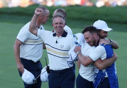 Đội trưởng Luke Donald và các thành viên đội Châu Âu ăn mừng chiến thắng Ryder Cup