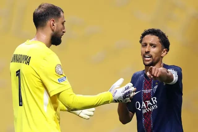 Đội trưởng Marquinhos và thủ môn Donnarumma của PSG trao đổi trên sân.