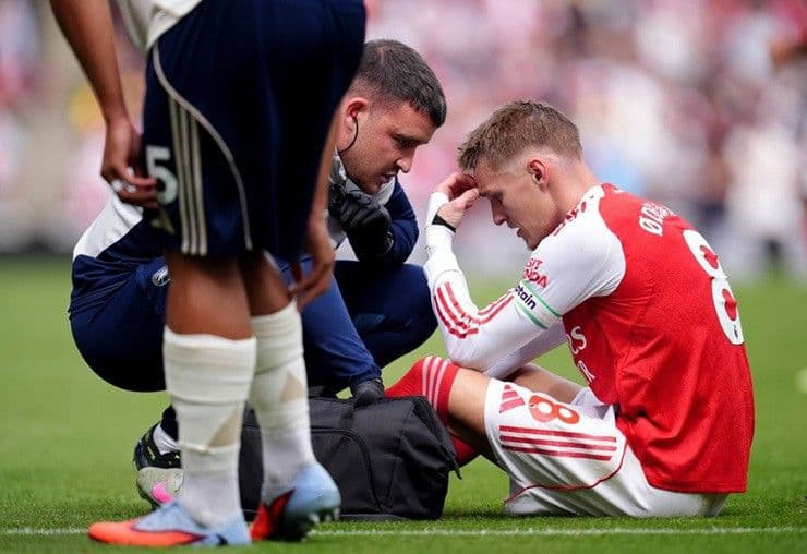 Đội trưởng Martin Odegaard của Arsenal đau đớn nằm sân sau chấn thương trong trận đấu.