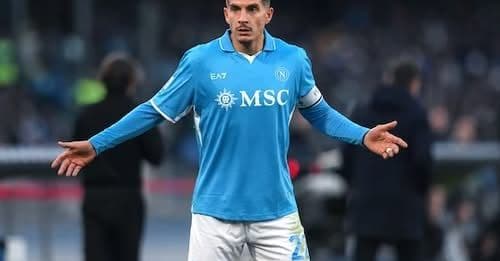 Đội trưởng Napoli Giovanni Di Lorenzo trên sân, thể hiện tinh thần kiên cường sau trận đấu.