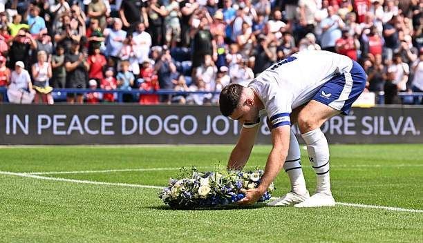 Đội trưởng Preston đặt vòng hoa tưởng nhớ Diogo Jota trước trận đấu tại Deepdale