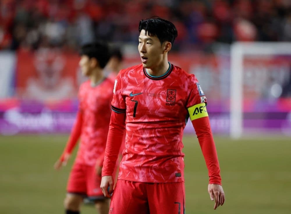 Đội trưởng Son Heung-min của Hàn Quốc thể hiện sự thất vọng trước những vấn đề chiến thuật và phong độ