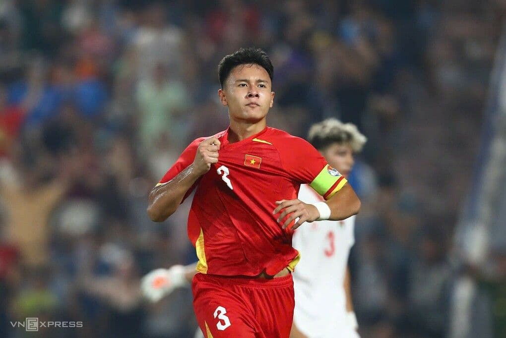 Đội trưởng U20 Việt Nam Nguyễn Quốc Khánh ăn mừng bàn thắng, biểu tượng cho hy vọng và tiềm năng phát triển của bóng đá trẻ Việt Nam.