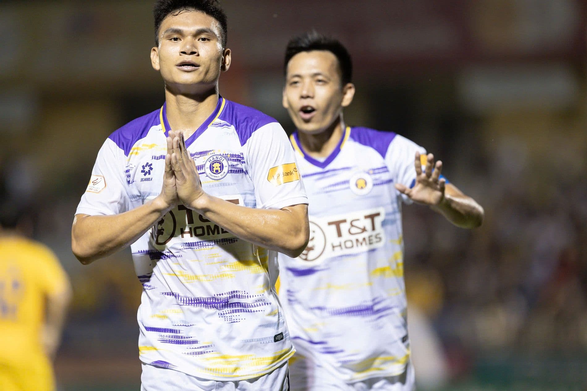 Đội trưởng Văn Quyết của Hà Nội FC thể hiện sự tập trung, trước quyết định thay người táo bạo của HLV tạm quyền Adachi.