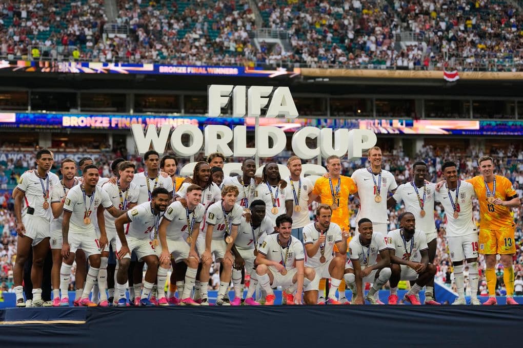 Đội tuyển Anh ăn mừng huy chương đồng World Cup 2026 sau chiến thắng 6-4 trước Pháp.