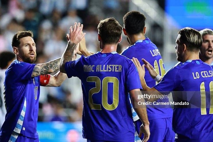 Đội tuyển Argentina ăn mừng bàn thắng trong trận đấu thăng hoa ở Miami.