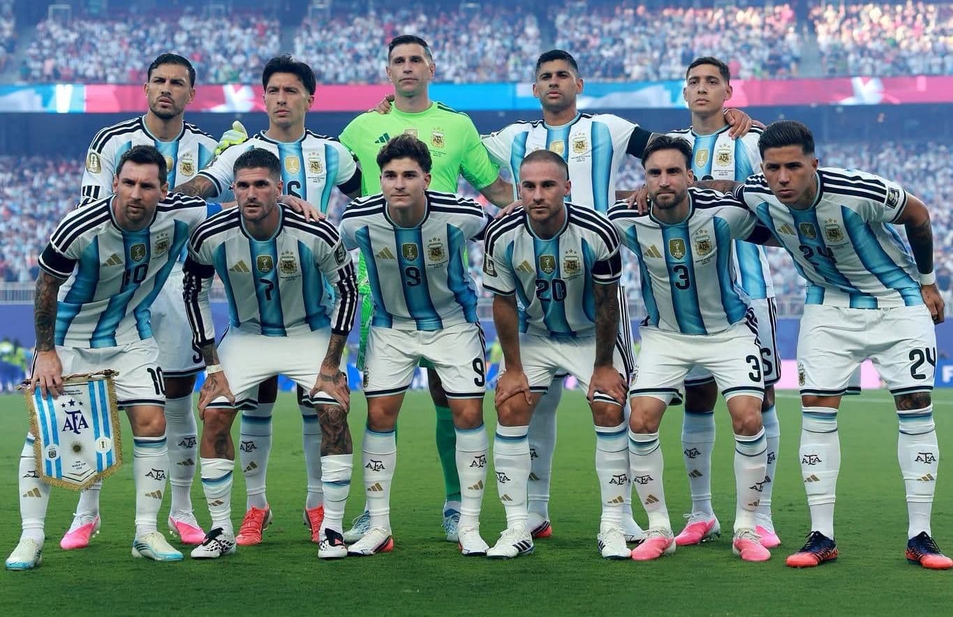 Đội tuyển Argentina với đội hình mạnh mẽ, thể hiện bản lĩnh của nhà đương kim vô địch.