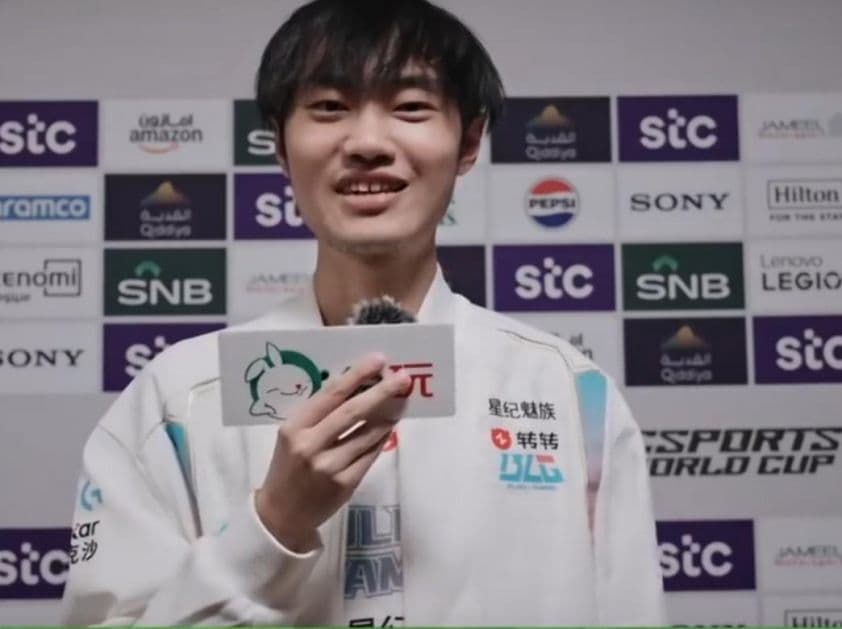 Đội tuyển Bilibili Gaming (BLG) trên sân khấu lớn của Esports World Cup 2025.