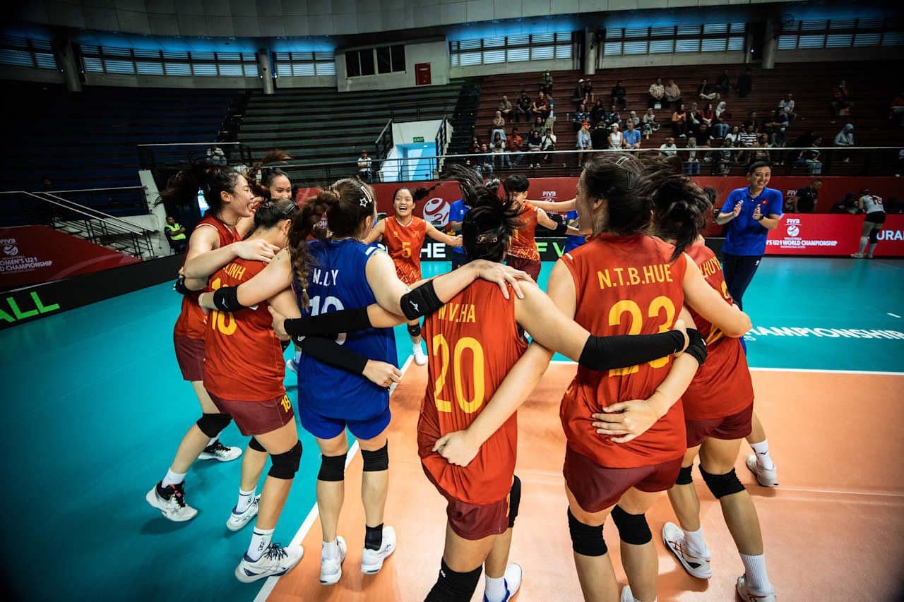 Đội tuyển bóng chuyền nữ U21 Việt Nam ôm nhau ăn mừng chiến thắng.