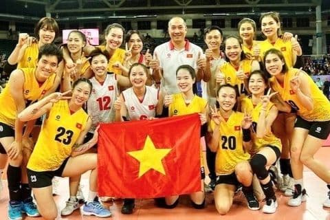 Đội tuyển bóng chuyền nữ Việt Nam chụp ảnh cùng quốc kỳ, đánh dấu lần đầu tham dự Giải Vô địch Thế giới.