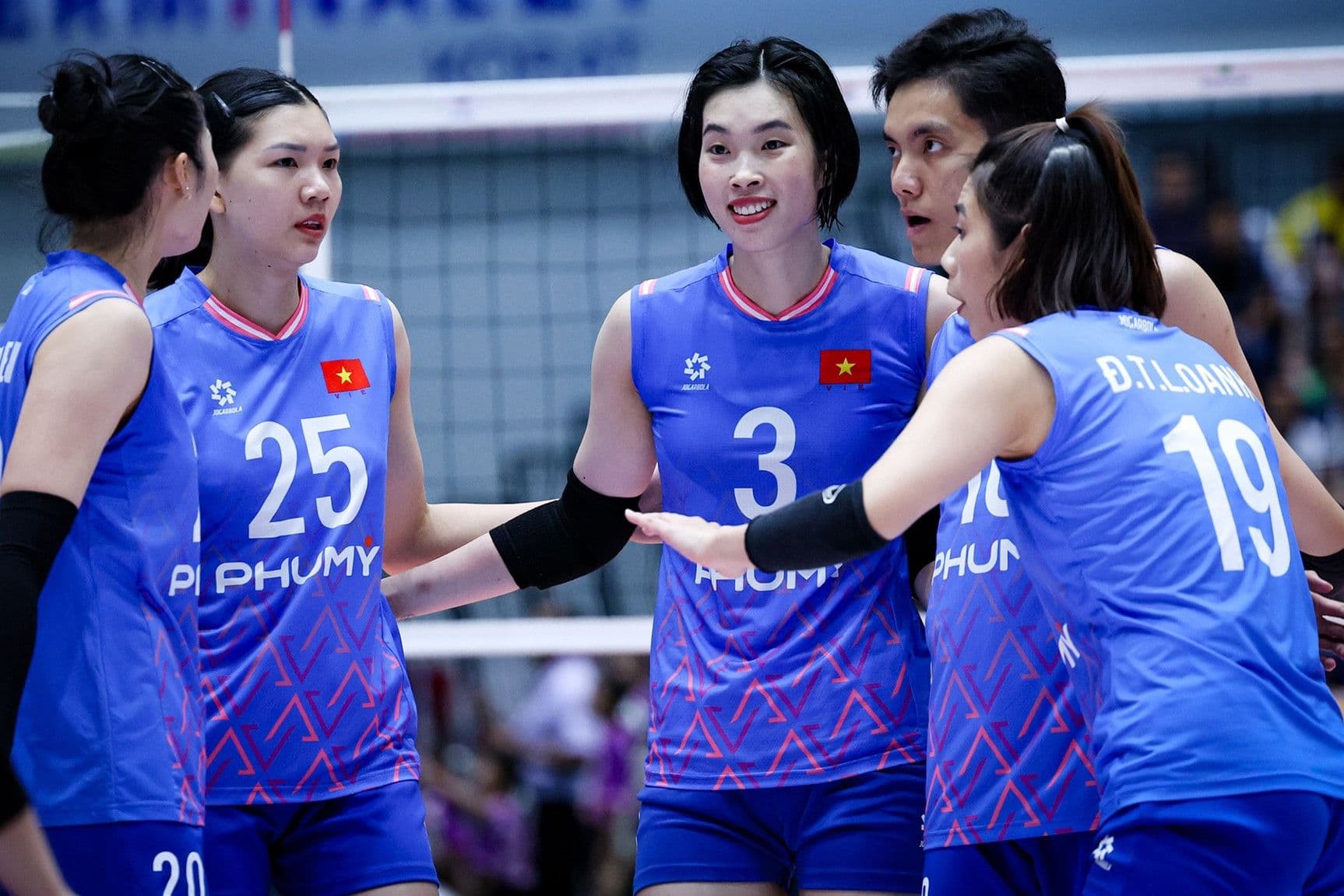 Đội tuyển bóng chuyền nữ Việt Nam hội ý chiến thuật trên sân.