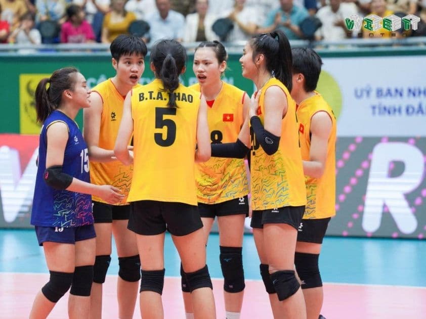 Đội tuyển bóng chuyền nữ Việt Nam hội ý chiến thuật trên sân