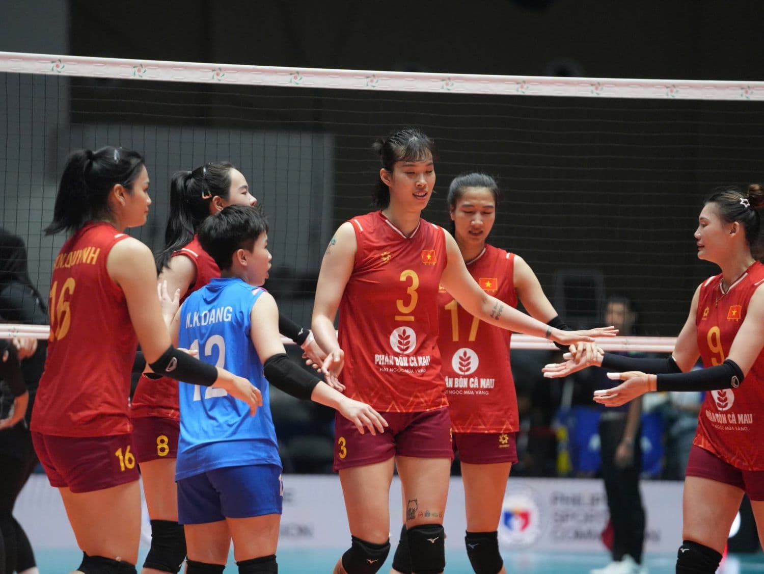 Đội tuyển bóng chuyền nữ Việt Nam hội ý trên sân, thể hiện tinh thần đoàn kết và bản lĩnh.