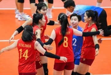 Đội tuyển bóng chuyền nữ Việt Nam hội ý trên sân đấu