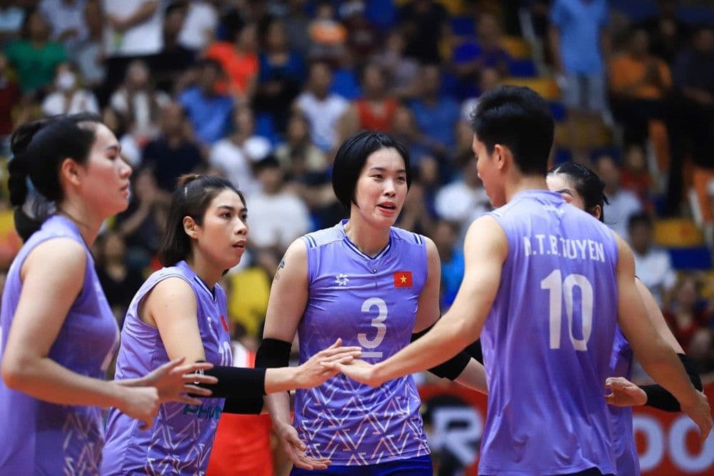 Đội tuyển bóng chuyền nữ Việt Nam hân hoan ăn mừng, thể hiện tinh thần đoàn kết và niềm tự hào.