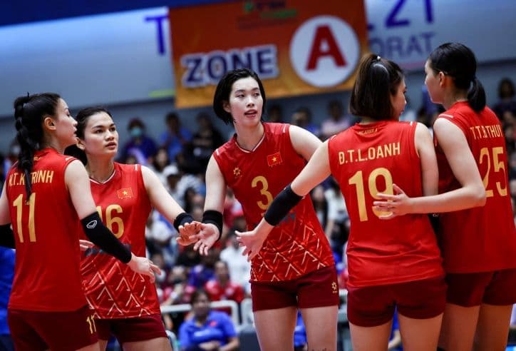 Đội tuyển bóng chuyền nữ Việt Nam hân hoan với thành tích lịch sử, thể hiện giá trị của chiếc cúp.