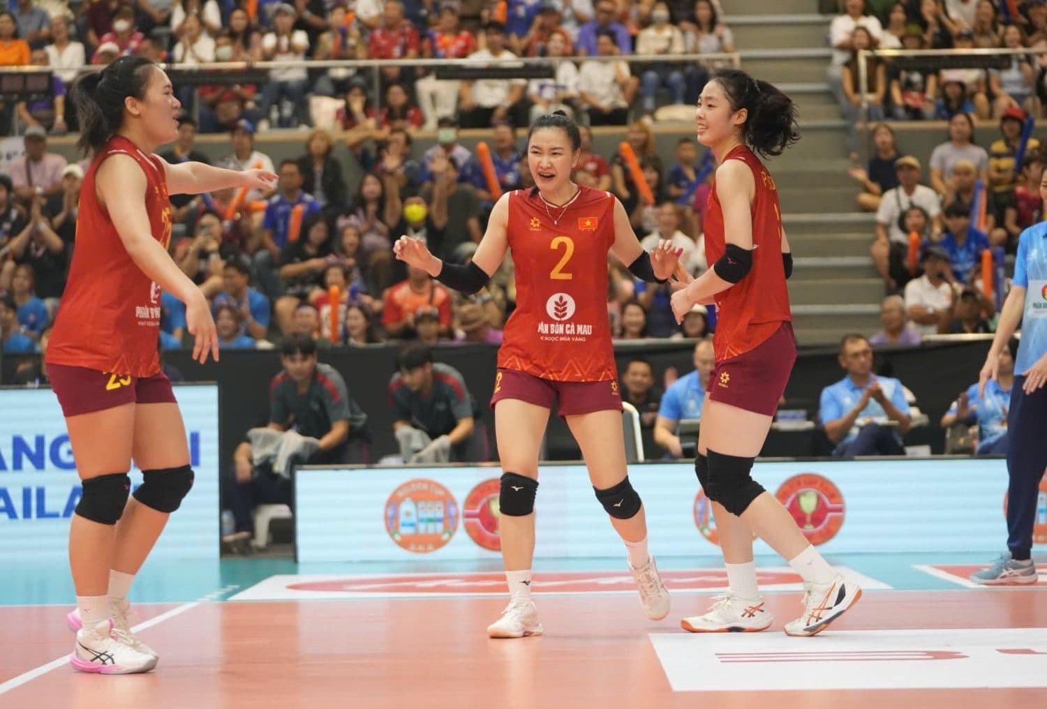 Đội tuyển bóng chuyền nữ Việt Nam ăn mừng chiến thắng trên sân đấu.