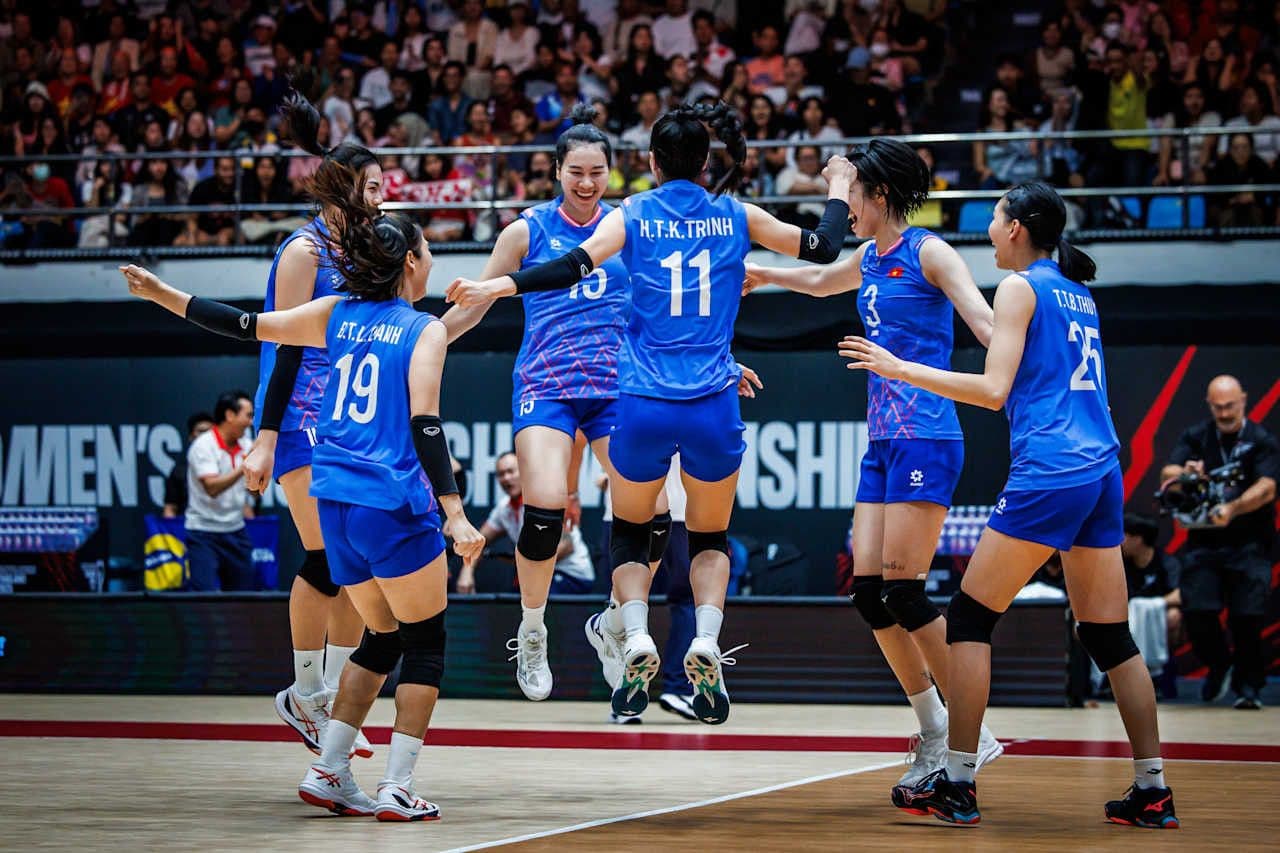 Đội tuyển bóng chuyền nữ Việt Nam ăn mừng trên sân sau một pha ghi điểm, thể hiện bản lĩnh và tinh thần chiến đấu.