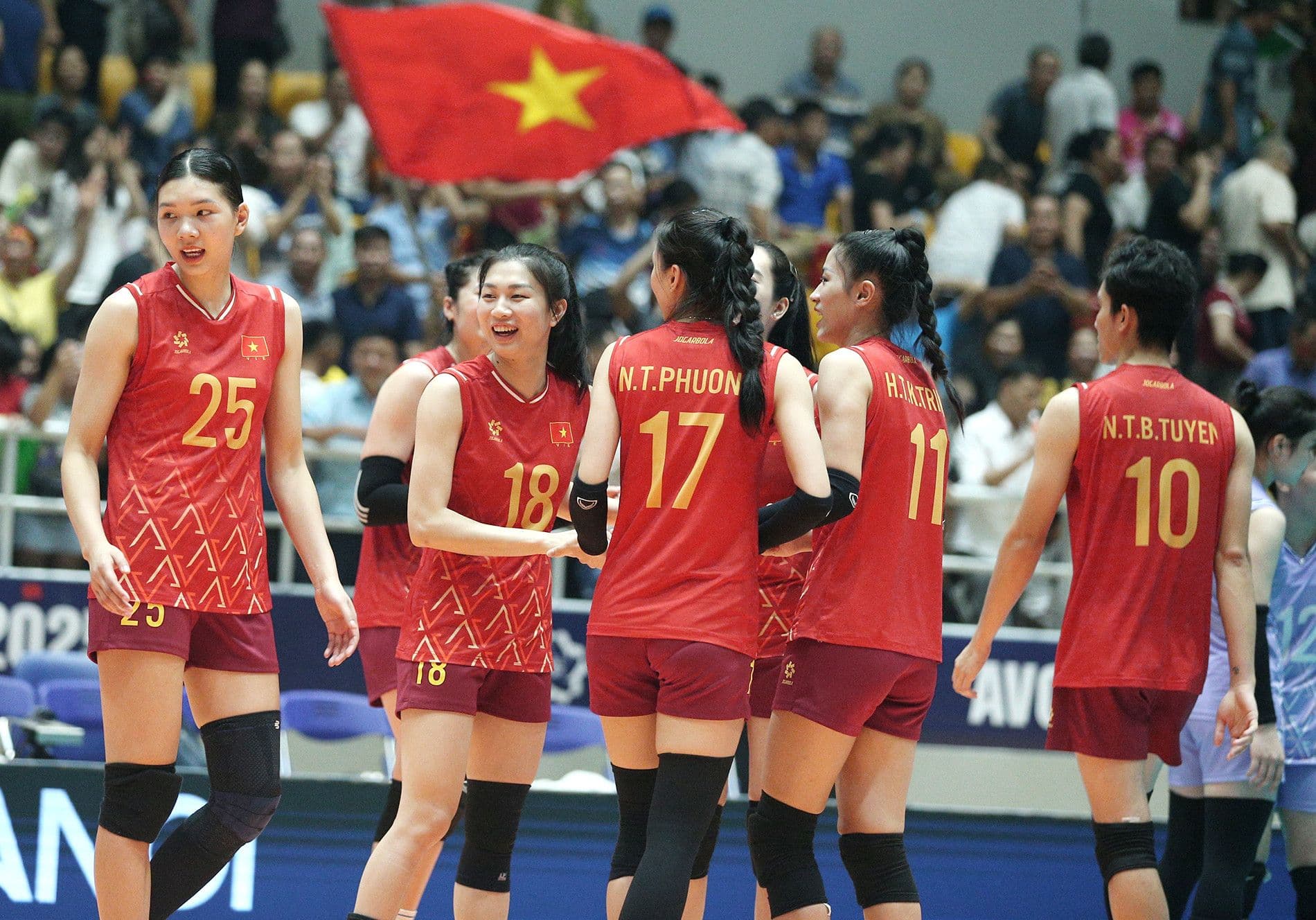 Đội tuyển bóng chuyền nữ Việt Nam ăn mừng trên sân, thể hiện tinh thần đồng đội và sức mạnh cộng đồng.